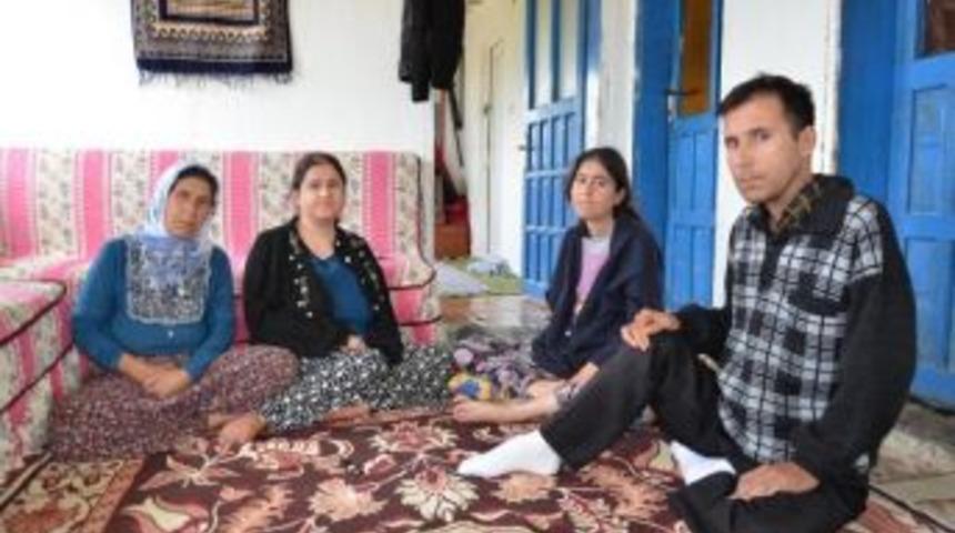 Engelli &Uuml;&ccedil; Kardeşin Tek Isteği Bir Tekerlekli Sandalye