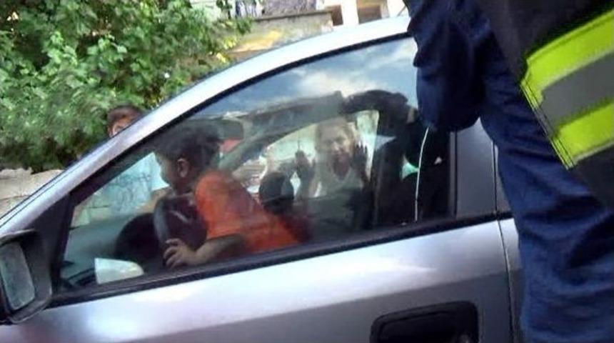 Arabada Mahsur Kalan İki &Ccedil;ocuk Kurtarıldı