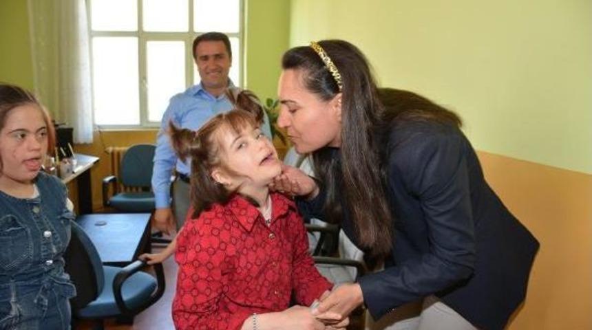 Hakkari'de Başkandan Down Sendromlu &Ccedil;ocuklara Ziyaret