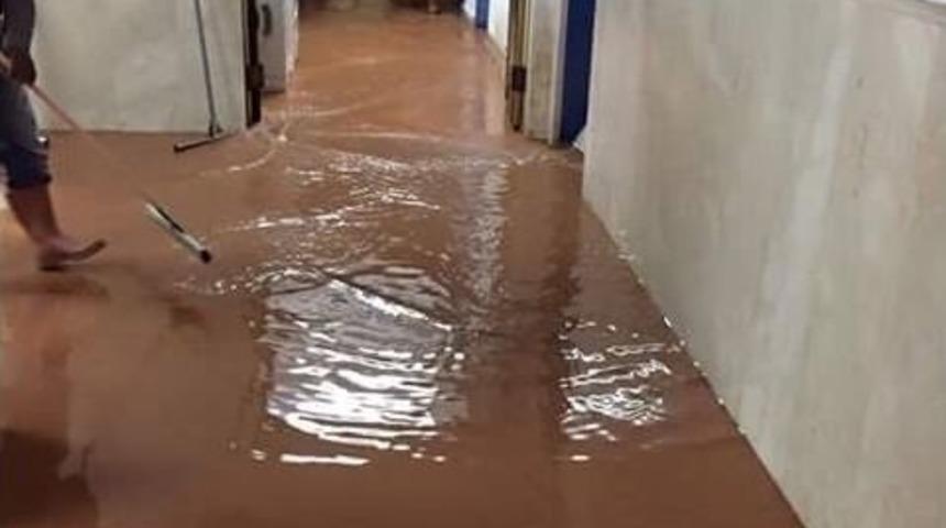 Aksaray&rsquo;da Yağış Sonrası Hastaneyi Su Bastı