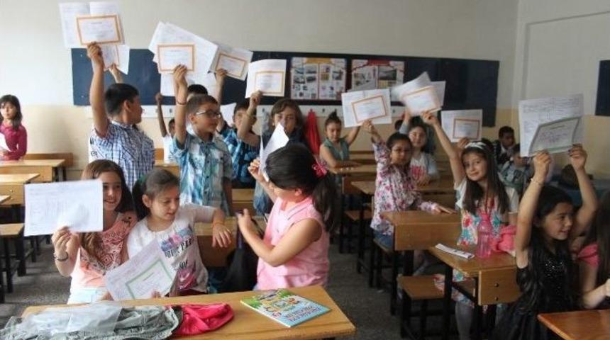 Aksaray&rsquo;da 79 Bin 453 &Ouml;ğrenci Karnesini Aldı