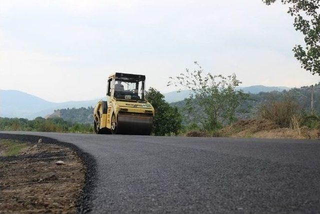 K&ouml;ydes Proje &Ccedil;er&ccedil;evesinde Osmaneli Sel&ccedil;ik K&ouml;y Yoluna Sıcak Asfalt Yapılıyor 1