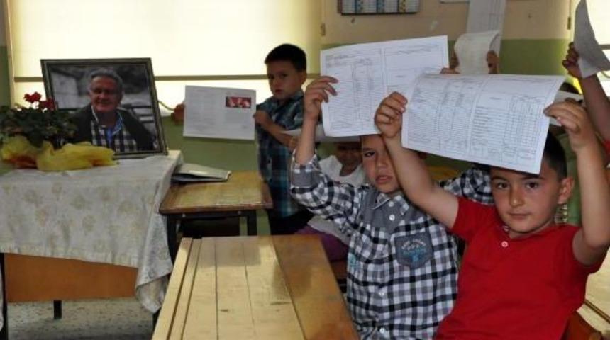 Tayfun &Ouml;ğretmenin &Ouml;ğrencileri Karnelerini Buruk Aldı