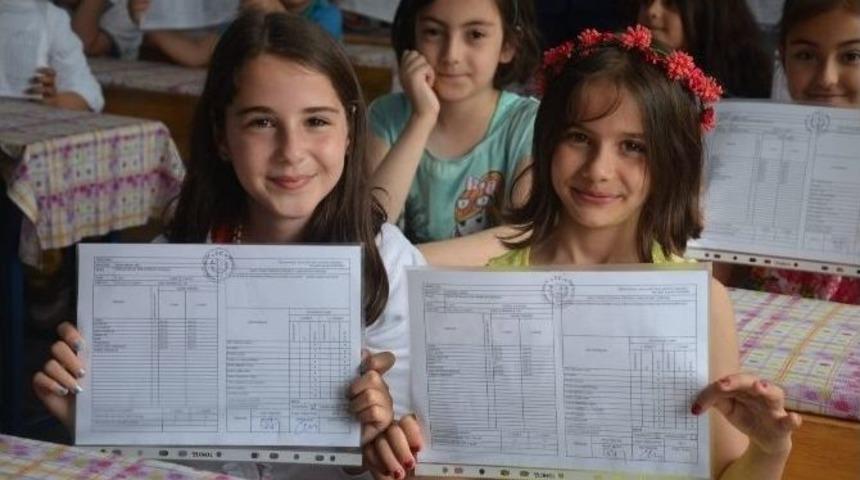 &Ouml;ğrencilerin Karneleri T&ouml;renle Dağıtıldı