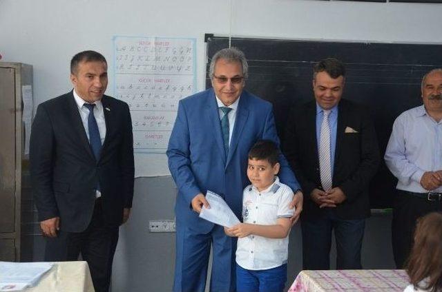 &Ouml;ğrencilerin Karneleri T&ouml;renle Dağıtıldı 1