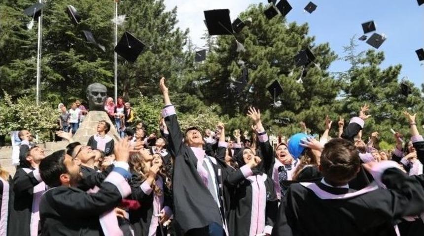 G&uuml;zelyurt&rsquo;ta Mezuniyet Sevinci