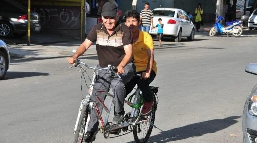 İki Kişilik Bisiklet İlgi Odağı Oldu