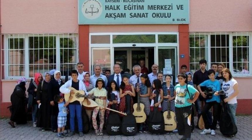 Kocasinan Kaymakamlığı Yetim &Ccedil;ocuklara Gitar Ve Bağlama Hediye Etti