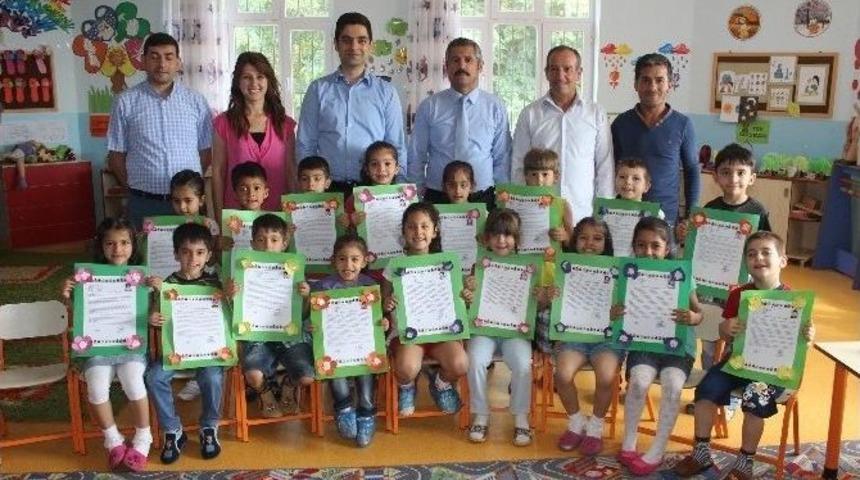 Yavuzeli İl&ccedil;e Kaymakamı &Ouml;mer Faruk G&uuml;ngen Karne Dağıttı