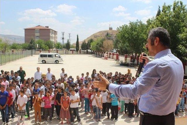 Yavuzeli İlçe Kaymakamı Ömer Faruk Güngen Karne Dağıttı