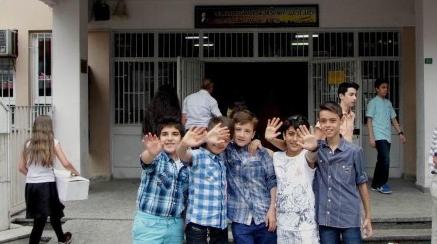 Bursa&rsquo;da Yarım Milyon &Ouml;ğrenci Karne Sevinci Yaşadı