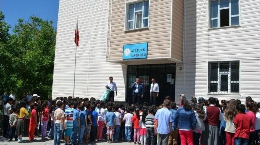 Adilcevaz&rsquo;da Karne Alan 8 Bin 700 &Ouml;ğrenci Yaz Tatiline Girdi