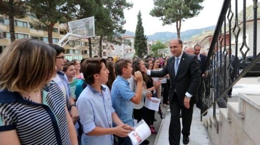 Vali &Ccedil;omaktekin Karne Dağıttı