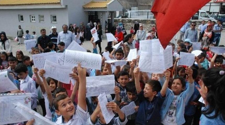 G&uuml;r&uuml;n&rsquo;de Okullarda Karne Heyecanı Yaşandı