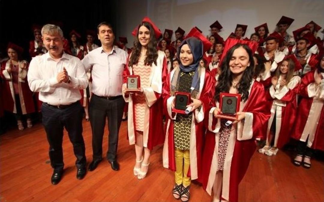 Başkan Yaralı, Oğlunun Mezuniyet Belgesini Verdi