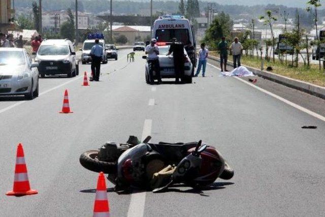 Hastaneye Götürülen Oğlunun Peşinden Giderken Çarptığı Motosikletli Öldü