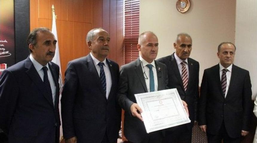 Milliyet&ccedil;i Hareket Partisi Milletvekili Cemil Yıldırım T&uuml;rk Mazbatasını Aldı