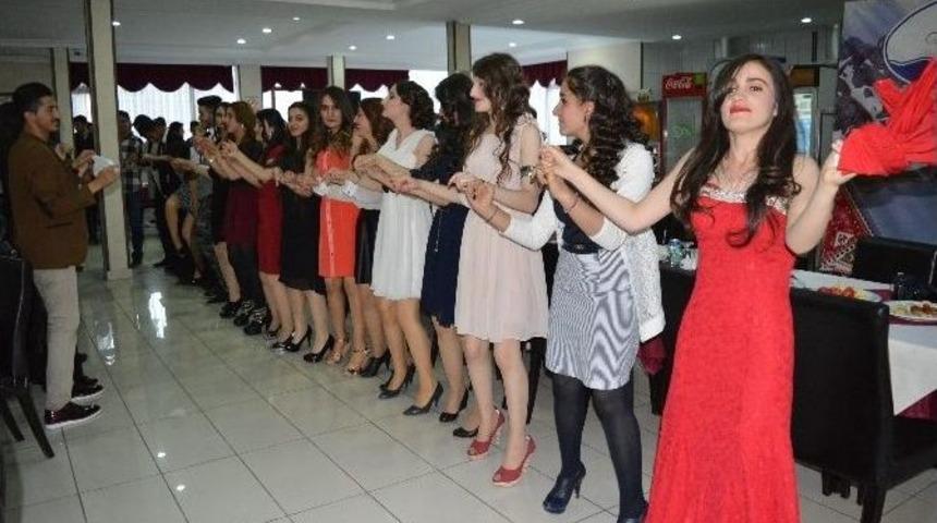 Hakkari S&uuml;mb&uuml;l Anadolu Lisesi İlk Mezunlarını Verdi