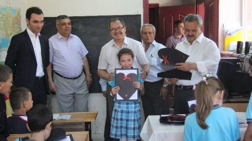 Necdet Uysal &Ouml;ğrencilerin Karne Sevincini Paylaştı