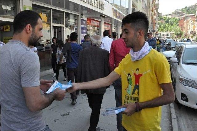 Toplum Gönüllüsü Hakkarili Gençlerden Örnek Davranış