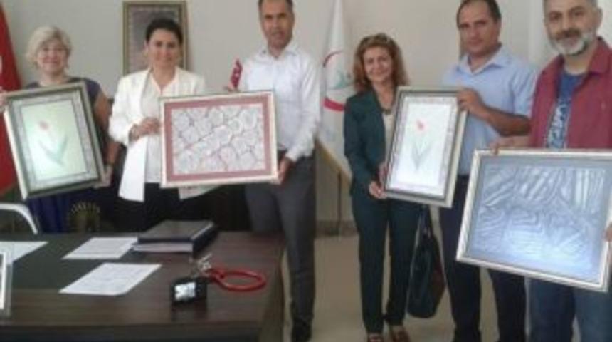 Ayvalık Halk Eğitimi Merkezinden Yeni Hastaneye Ebru Hediyesi