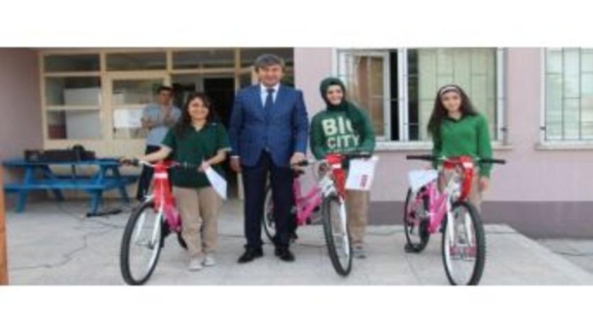 Seben Belediyesi Okullarını Başarıyla Bitiren &Ouml;ğrencilere Bisiklet Hediye Etti