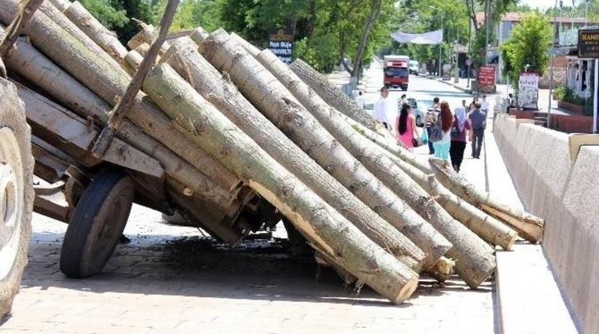 Edirne&rsquo;de Ağa&ccedil; Y&uuml;kl&uuml; Trakt&ouml;r R&ouml;morku Devrildi