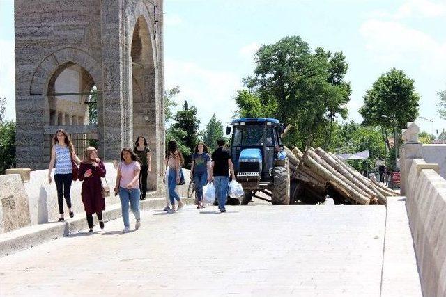 Edirne’de Ağaç Yüklü Traktör Römorku Devrildi