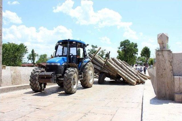 Edirne’de Ağaç Yüklü Traktör Römorku Devrildi