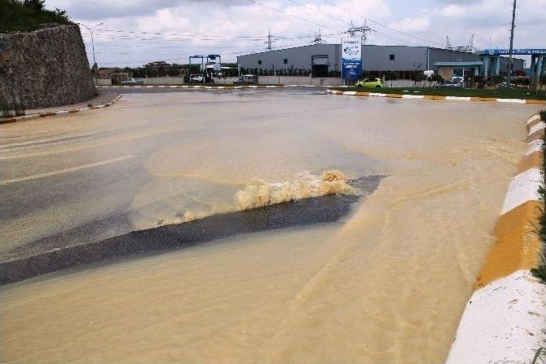 Patlayan Boru Asfaltı &Ccedil;atlattı