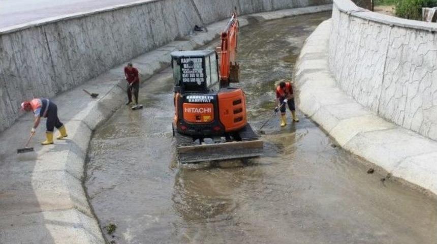 Ak&ccedil;akoca &Ccedil;ivi Deresi Temizleniyor