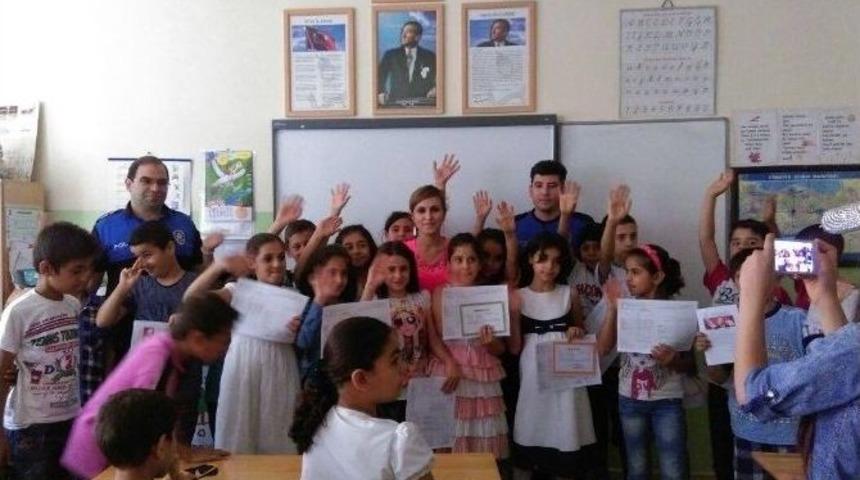 &Ouml;ğrenciler Karnelerini Polislerden Aldı