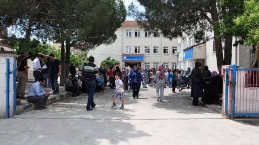 Somalı Madenci &Ccedil;ocuğu Ikizlerin Buruk Karne Sevinci