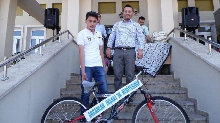 Akcan, Teog Birincisine Bisiklet Verdi