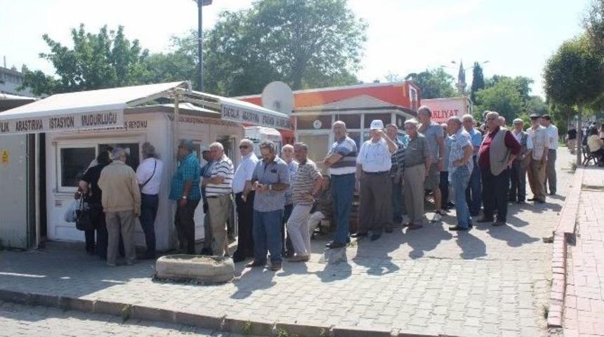 Vatandaşlar Kiraz İ&ccedil;in Kuyruğa Girdi