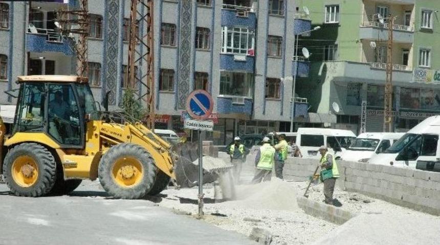 Van Büyükşehir Belediyesi Tarafından Yol Ve Kaldırım Genişletme Çalışmaları Başlatıldı