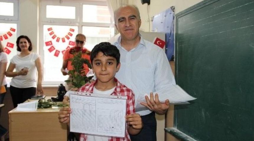 Manisa&rsquo;da 248 Bin &Ouml;ğrenci Karne Aldı