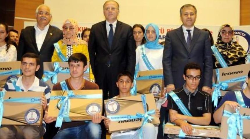 118 Okul Birincisine Bilgisayar Hediyesi