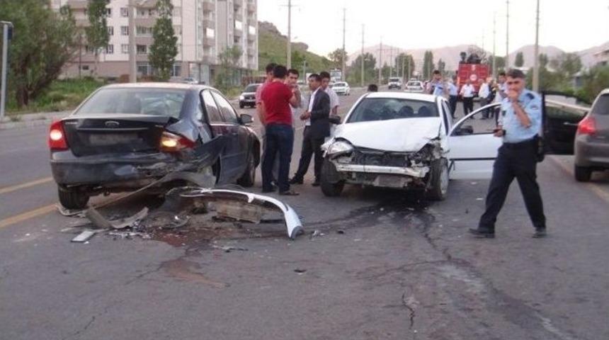 Cenaze Konvoyunda 4 Ara&ccedil; Birbirine Girdi: 5 Yaralı