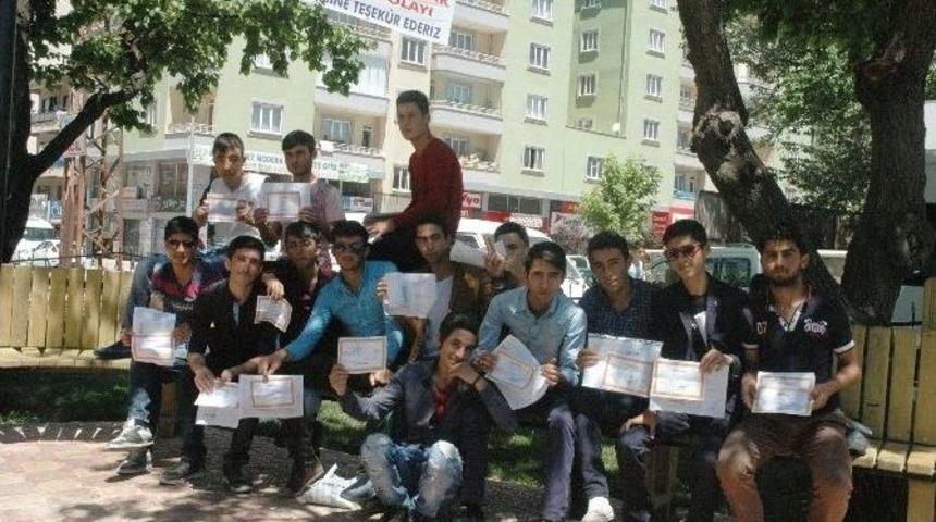 Notunu Beğenmeyen &Ouml;ğrenci Karnesini Yırttı