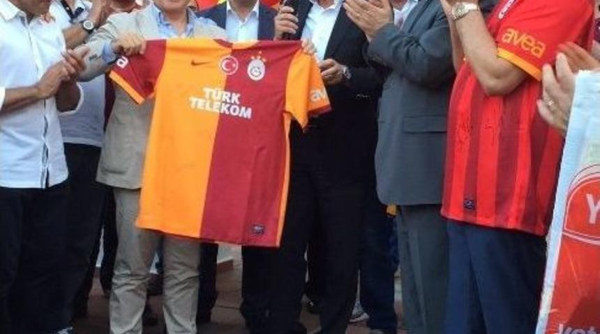 Galatasaray’ın Bayrağı Şampiyonlar Anıtına Çekildi