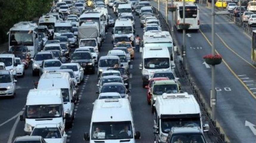 Fotoğraflar // Tatilciler Yola Çıkınca, İstanbul Trafiği Kilitlendi