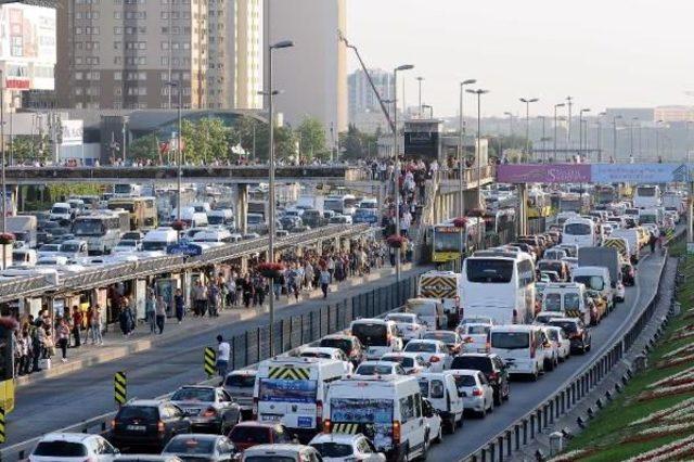 Fotoğraflar // Tatilciler Yola Çıkınca, İstanbul Trafiği Kilitlendi