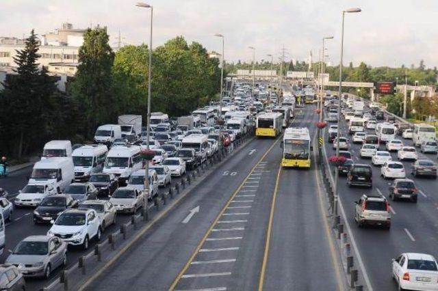 Fotoğraflar // Tatilciler Yola Çıkınca, İstanbul Trafiği Kilitlendi