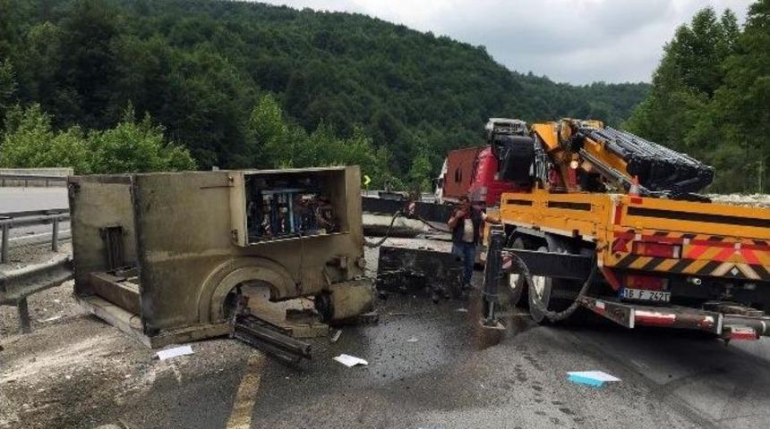 Bursa’da Dorsedeki Transformatör Düştü, Tır Yan Yattı