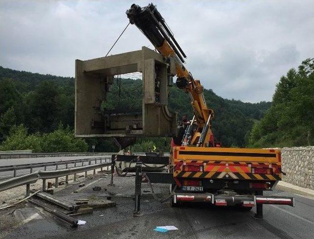 Bursa’da Dorsedeki Transformatör Düştü, Tır Yan Yattı