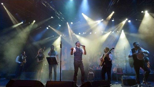 Rafet El Roman Ve Ezo Bursalılara Unutulmaz Bir Gece Yaşattı 3