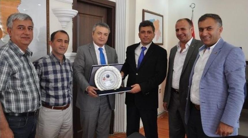 Y&uuml;ksekova Kaymakamı &Ccedil;enet&rsquo;e Ş&uuml;kran Plaketi