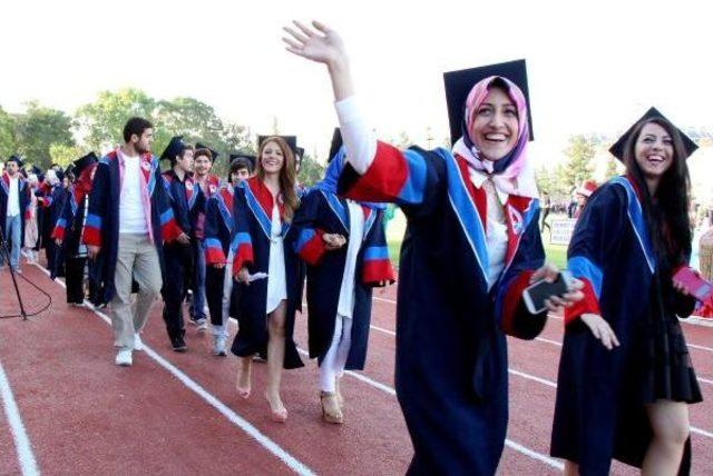 Trafik Kazasında Ölen Kızı Adına Mezuniyet Belgesi Aldı