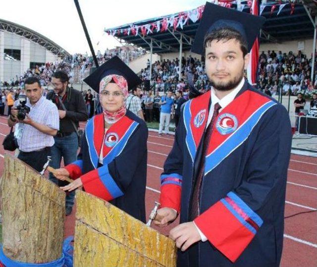 Trafik Kazasında Ölen Kızı Adına Mezuniyet Belgesi Aldı